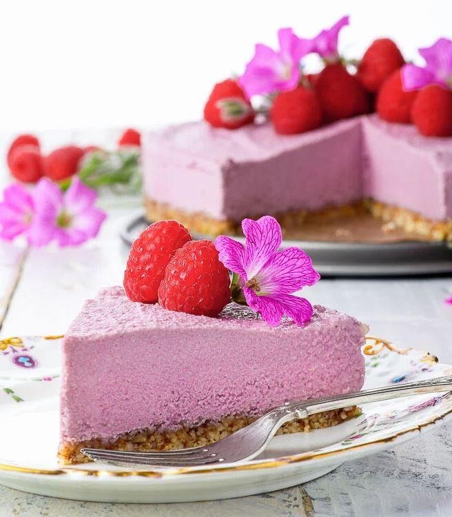 Tort raw vegan cu zmeură