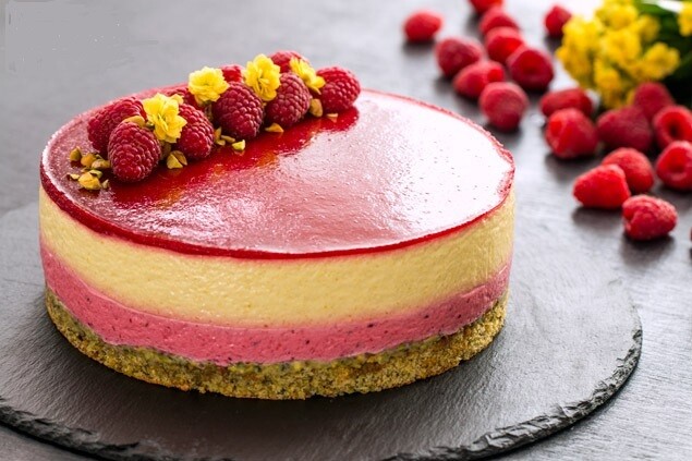 Tort mousse cu fistic, mango și zmeură (keto &amp; low-carb)