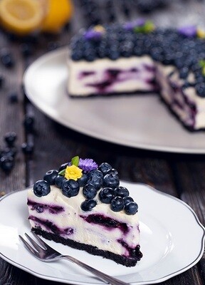 Tort cheesecake cu ciocolata alba si afine keto