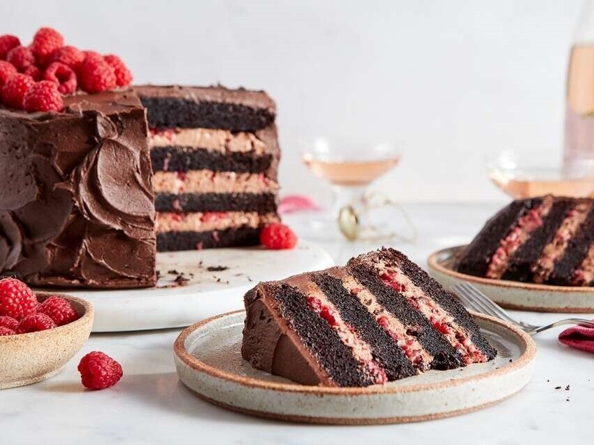 Tort artizanal cu mousse de ciocolata si zmeura