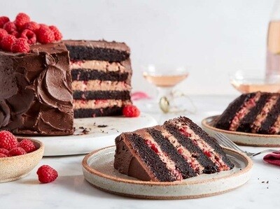 Tort artizanal cu mousse de ciocolata si zmeura