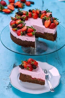 Tort de ciocolată cu mousse de căpșuni, fără zahăr (keto &amp; low carb)