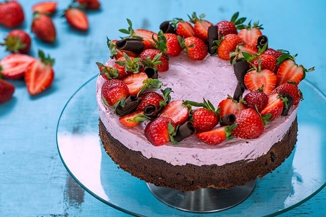 Tort de ciocolata cu mousse de capsuni keto