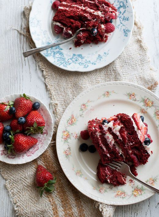 Tort artizanal Red Velvet cu fructe de pădure