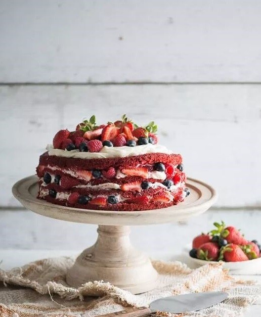 Tort artizanal Red Velvet cu fructe de padure