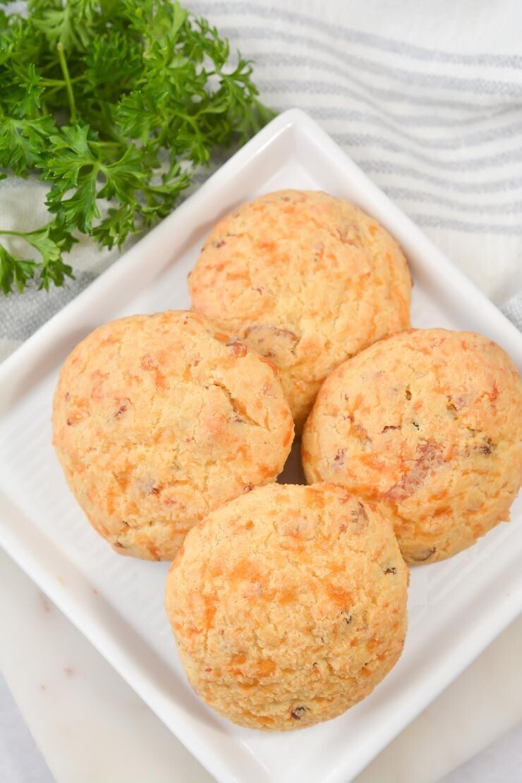 Pâinici cu cheddar și bacon (keto &amp; low carb)