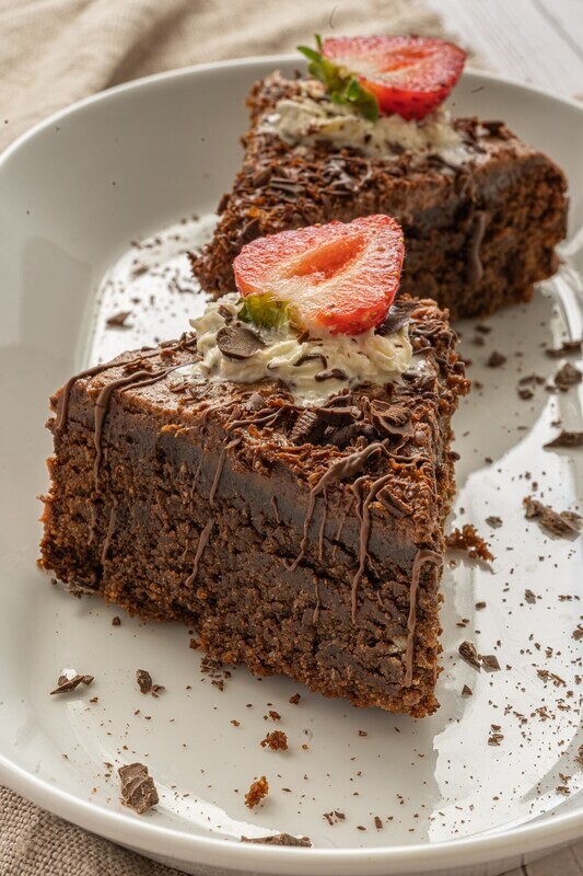 Tort cu migdale si mousse de ciocolata low-carb