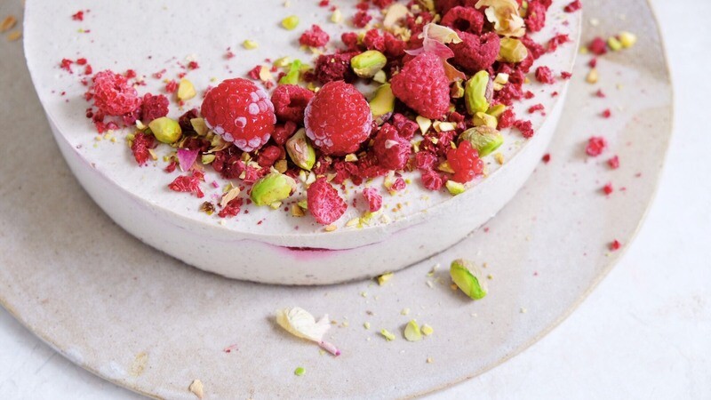 Tort raw vegan cu zmeură și cocos