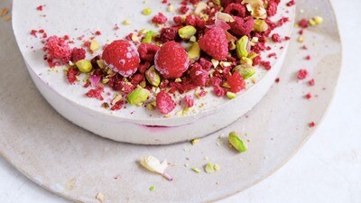 Tort raw vegan cu zmeură și cocos