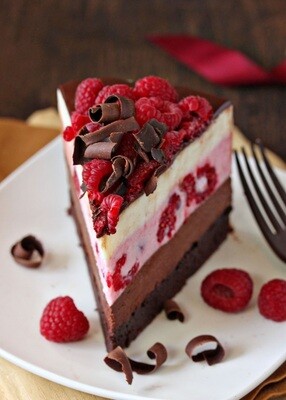 Tort cu mousse de ciocolata, vanilie si zmeura