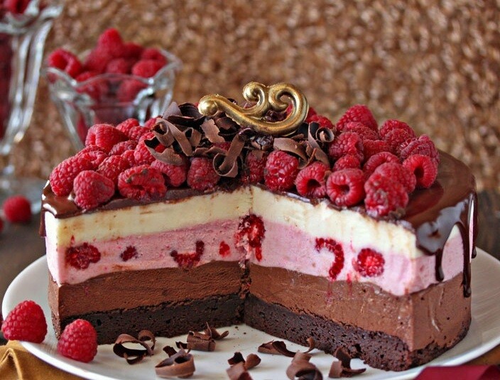 Tort cu mousse de ciocolată, vanilie și zmeură