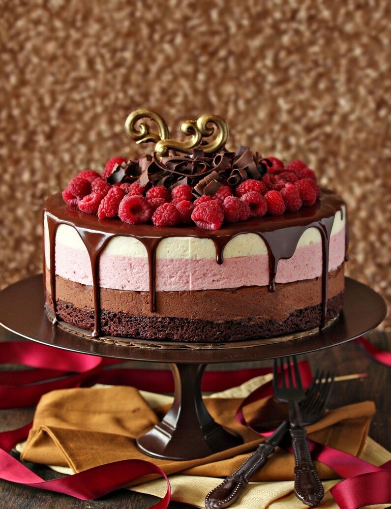 Tort cu mousse de ciocolata, vanilie si zmeura