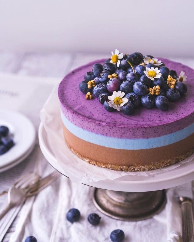 Tort vegan cu mousse de ciocolata, menta si afine