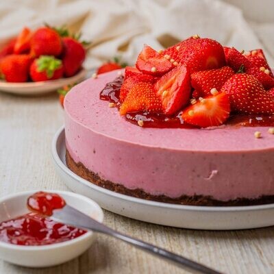 Tort raw vegan cu căpșuni și ciocolată