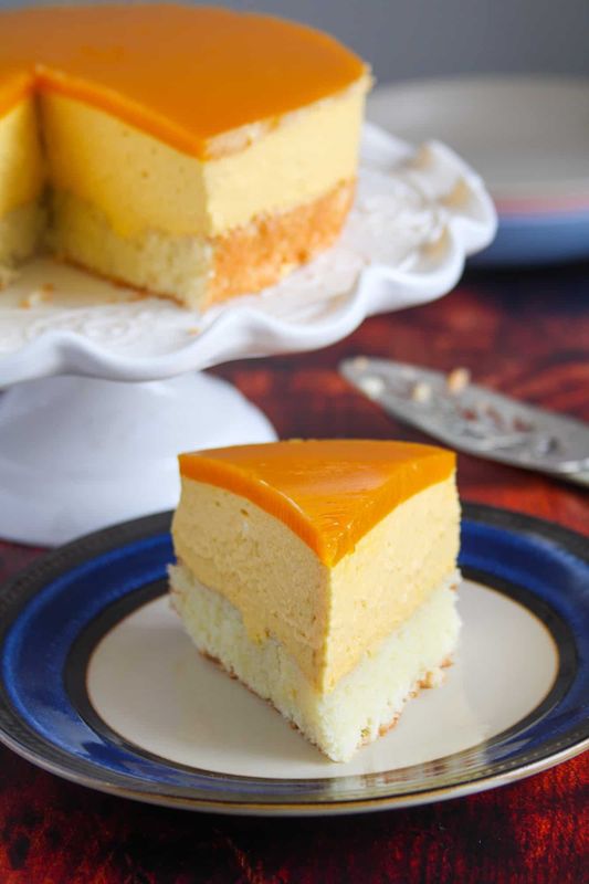 Tort artizanal cu mousse de mango