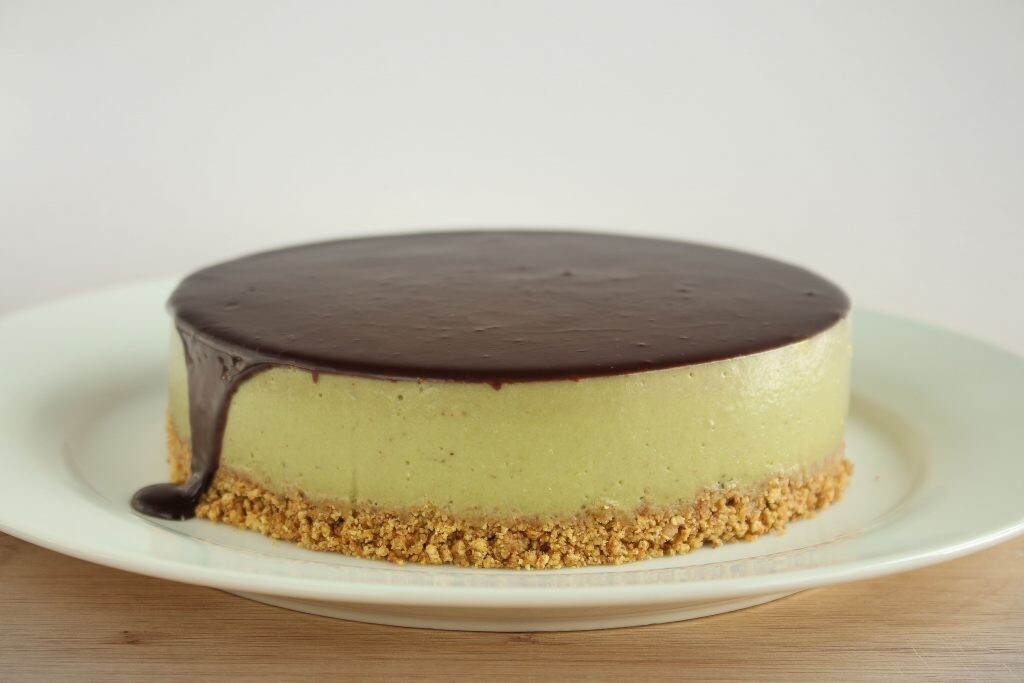 Tort cu mousse de avocado si ciocolata keto