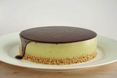 Tort cu mousse de avocado si ciocolata keto