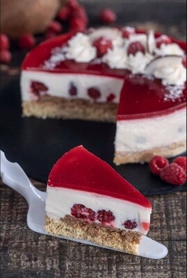 Tort cu mousse de cocos și zmeură, fără zahăr (keto &amp; low carb)