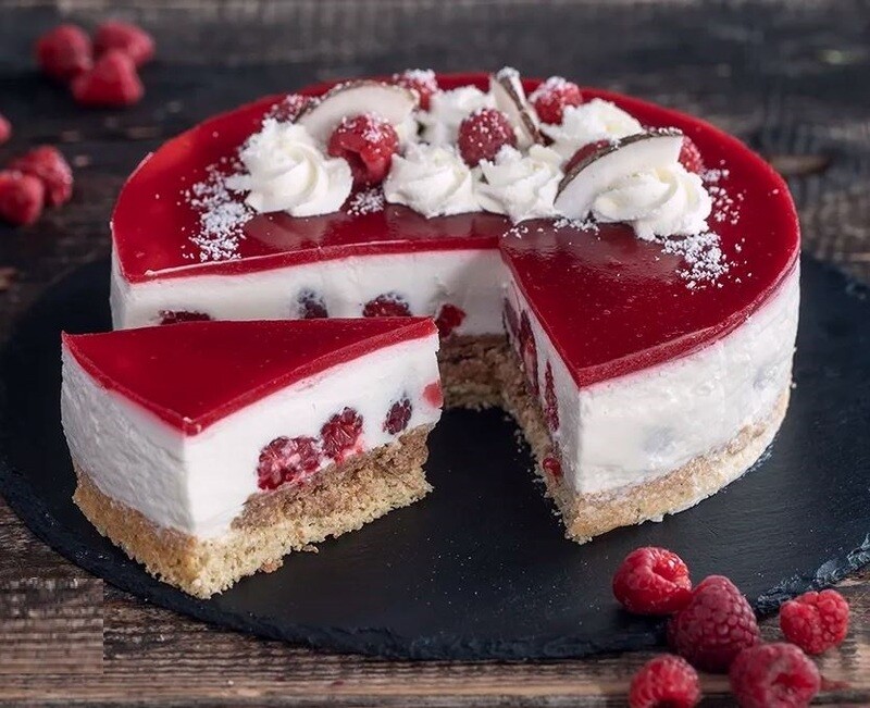 Tort cu mousse de cocos și zmeură, fără zahăr (keto &amp; low carb)