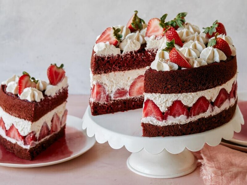 Tort artizanal Red Velvet cu capsuni
