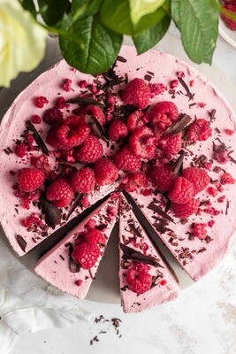Tort artizanal de ciocolată cu mousse fin de zmeură