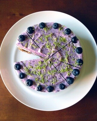 Tort raw vegan cu afine și lime