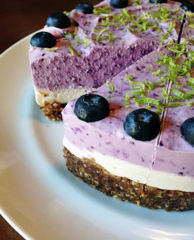 Tort raw-vegan cu afine si lime