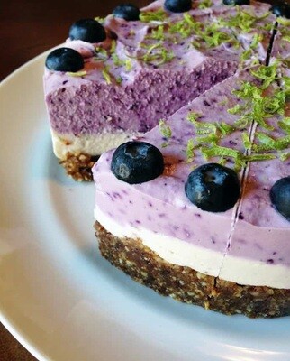 Tort raw-vegan cu afine si lime