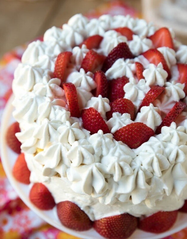 Tort de vanilie cu căpșuni și frișcă, fără zahăr (keto &amp; low carb)