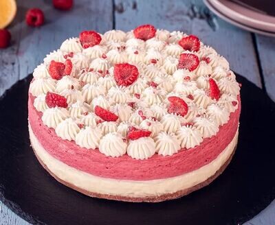 Tort artizanal cu mousse de zmeură și ciocolată albă