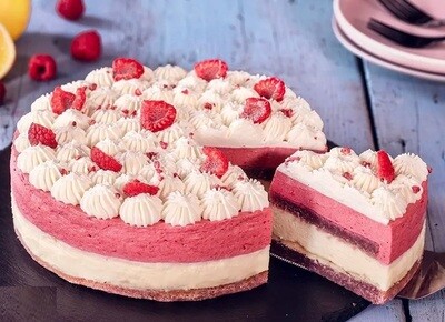 Tort artizanal cu mousse de zmeura si ciocolata alba