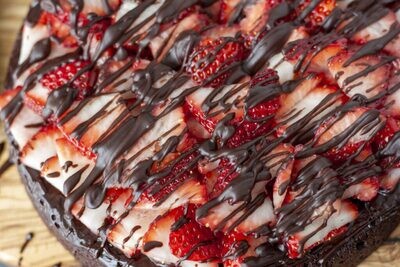 Tort de ciocolata cu migdale si capsuni vegan