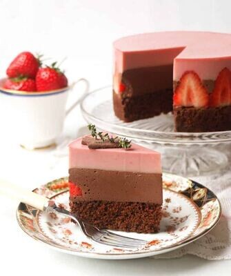 Tort vegan cu ciocolata si capsuni