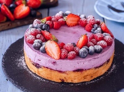 Tort artizanal mousse cu fructe de pădure