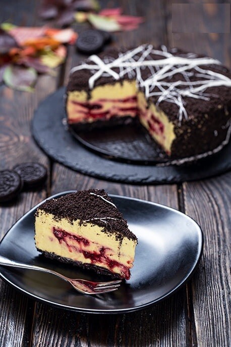 Tort artizanal cu mousse de mango si insert de zmeura