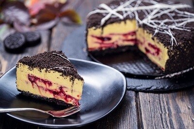 Tort artizanal cu mousse de mango și insert de zmeură