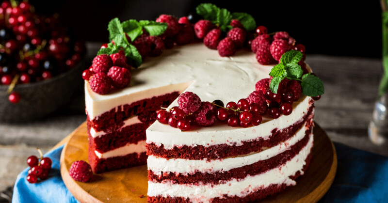 Tort Red Velvet cu zmeură, fără zahăr (keto &amp; low carb)