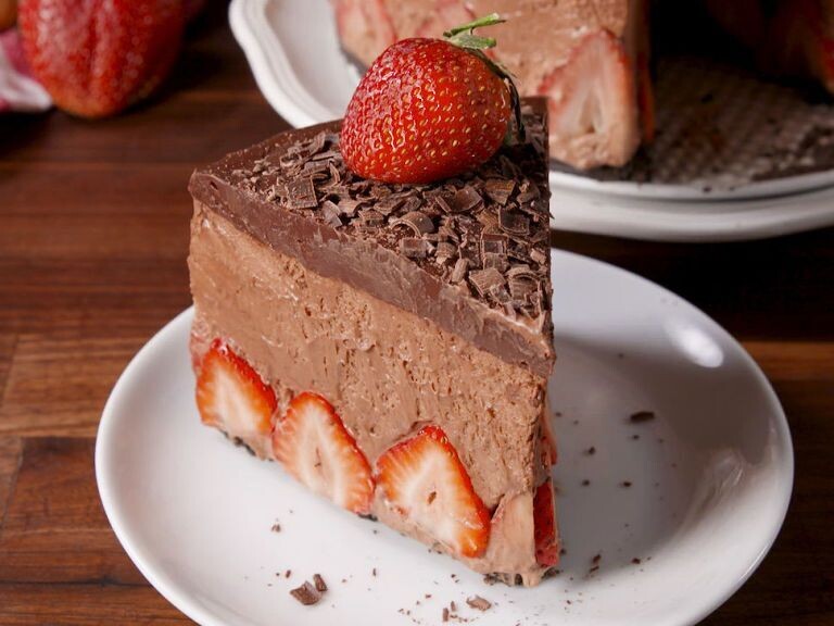 Tort mousse de ciocolată cu căpșuni, fără zahăr (keto &amp; low carb)