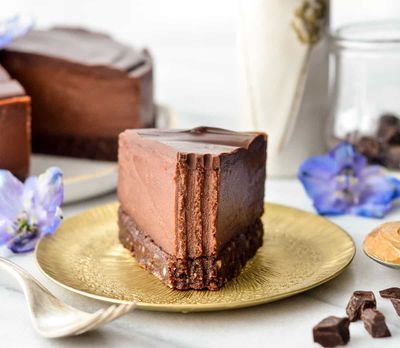 Tort raw-vegan cu ciocolata si unt de arahide