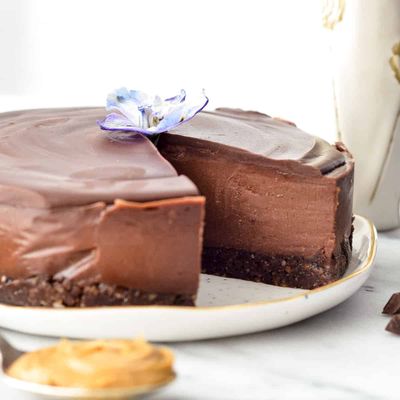 Tort raw vegan cu ciocolată și unt de arahide