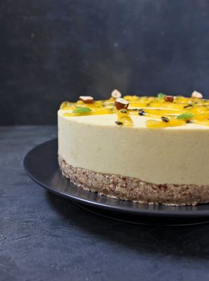 Tort artizanal raw vegan cu mango