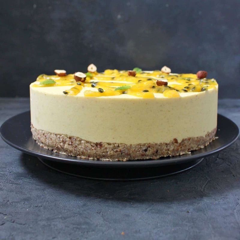 Tort artizanal raw-vegan cu mango