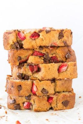 Banana bread cu capsuni si ciocolata vegan
