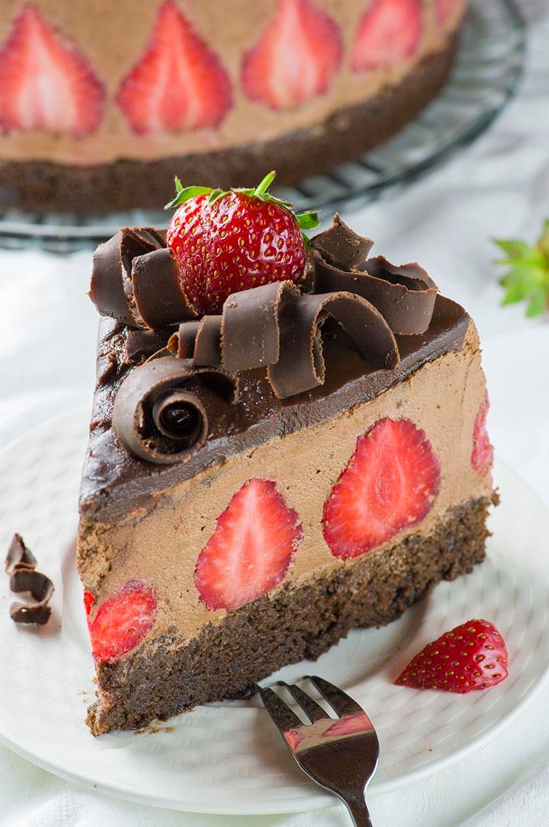 Tort artizanal cu mousse de ciocolată și căpșuni