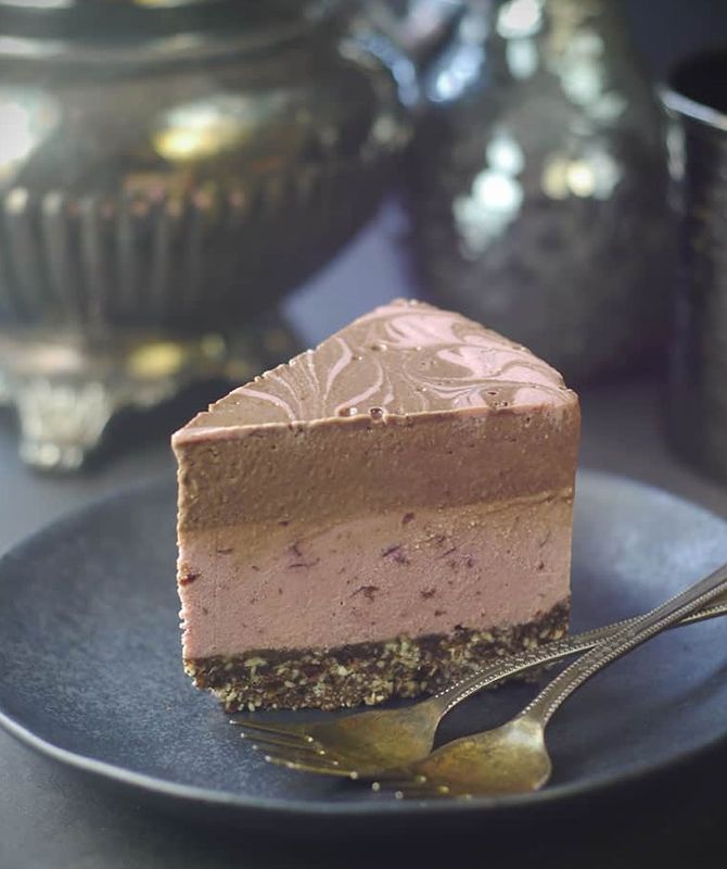 Tort raw vegan cu ciocolată și vișine