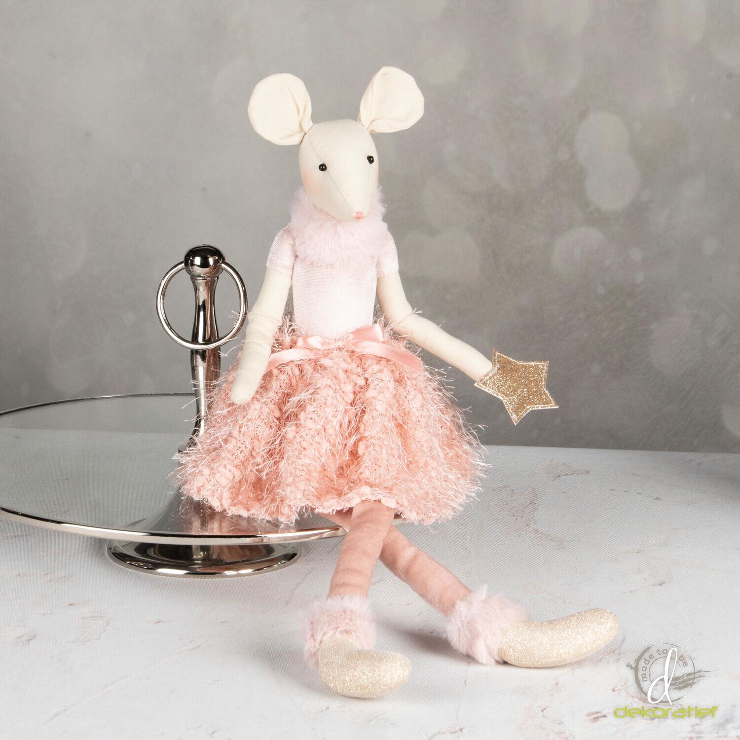 Muis zittend met hangbenen roze stof