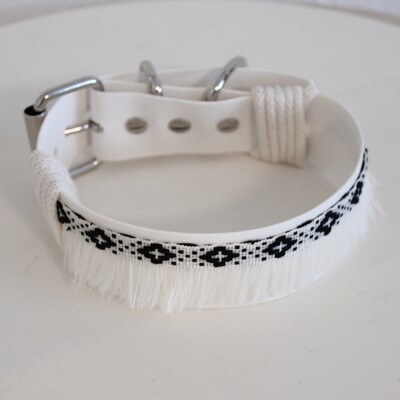 Hundehalsband Ethnostyle - Einzelstück| Sofortkauf 38 mm breit HU: 32,5-38,5 cm Weiß|Schwarz mit Fransen