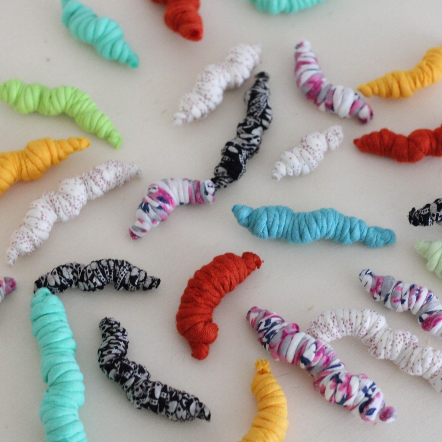 5er Set Katzenspielzeug - kleinere bunte Würmer aus 90-95% Baumwolle