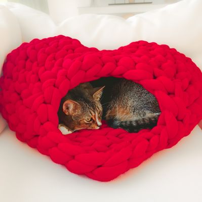 Katzenhöhle in Herzform – handgefertigter Rückzugsort mit Liebe gehäkelt Katzenhöhle in Herzform – handgefertigter Rückzugsort mit Liebe gehäkelt