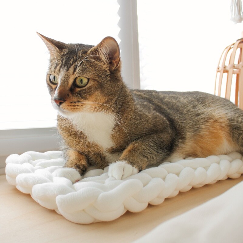 Fensterbankbett für Katzen Längsmuster – handgehäkelt Fensterbankbett für Katzen Längsmuster – handgehäkelt